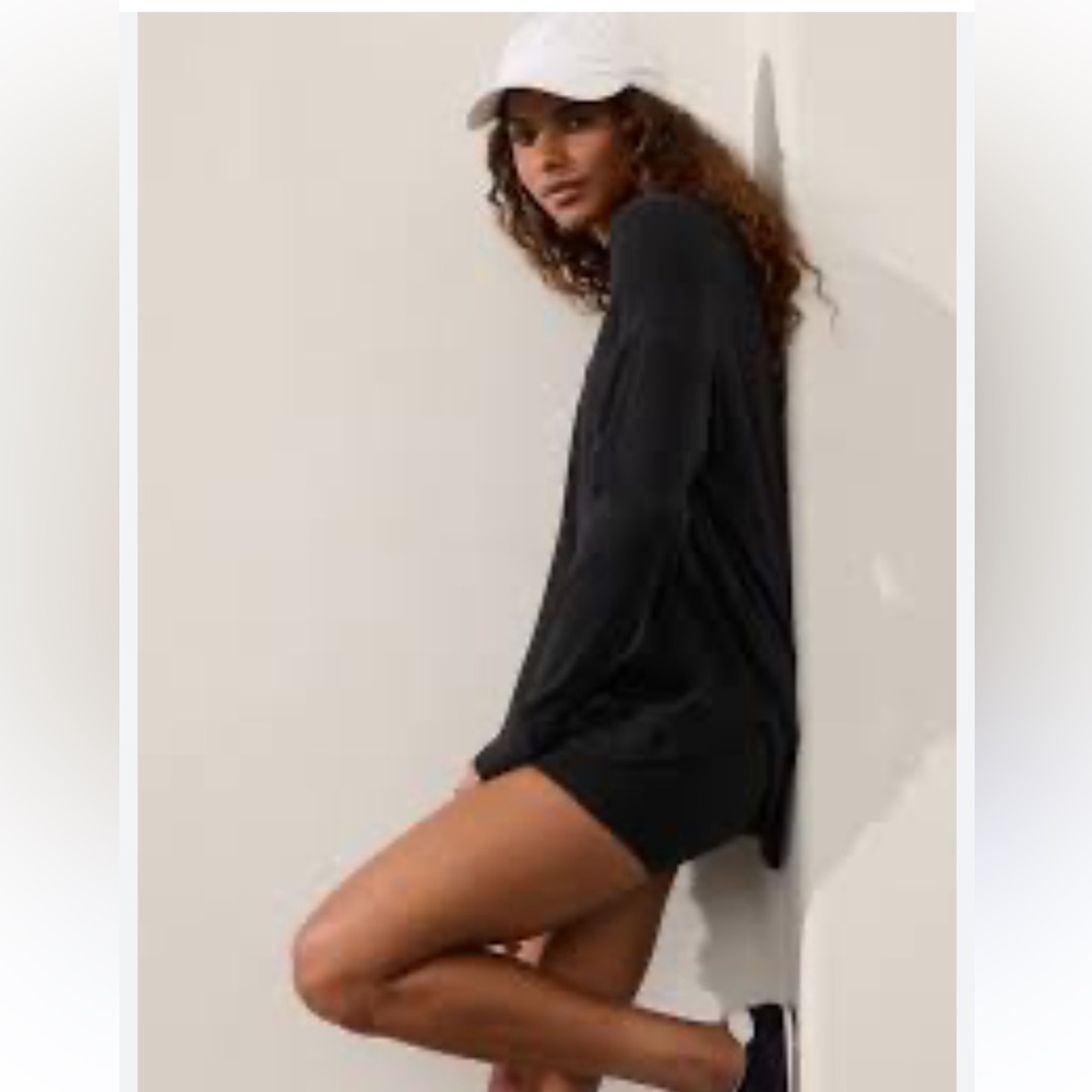 Athleta Crew Neck Long Sleeve Black Lightweight Sweatshirt. Size M